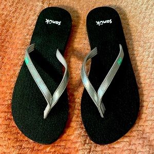 SANUK NEW silver sparkle yoga mat flip flops